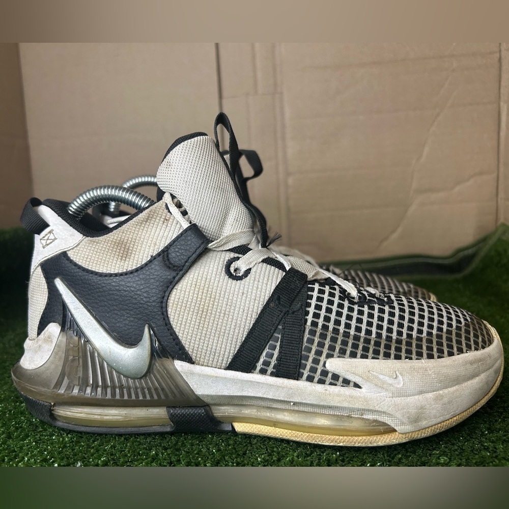 Size 5.5Y- Nike LeBron Witness 7 GS 'White Black' DQ8650-100